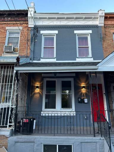 Main picture of 245 W Ontario St