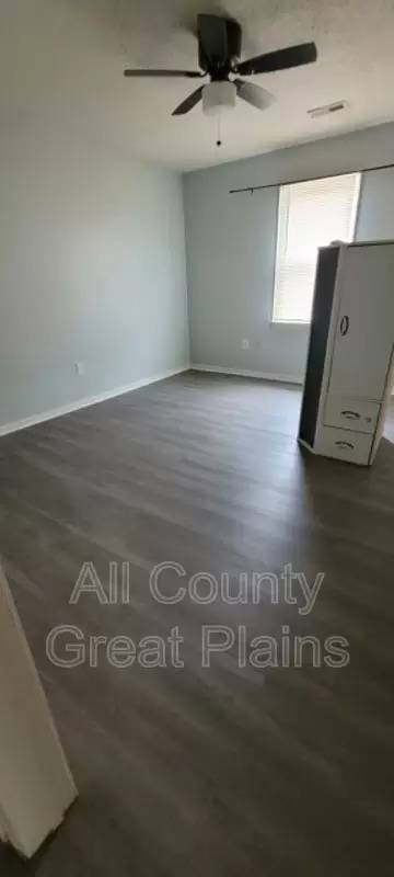 Main picture of 1102 Colonial Dr