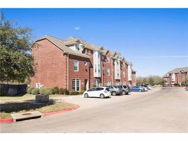 Main picture of River Oaks Townhomes