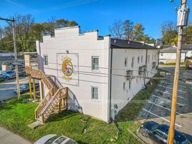 Main picture of 725 E College St