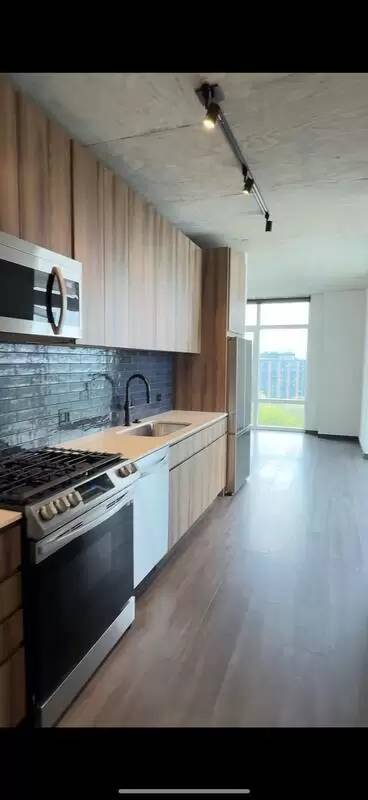 Main picture of 2165 W Lake St