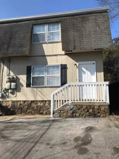 Main picture of 101 E Pine St