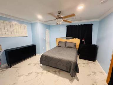 Main picture of 6633 Dahlia Dr