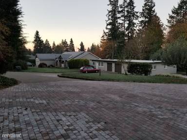 Main picture of 179 129th St E