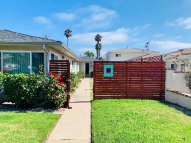 Main picture of 817-823 1/2 Emerald St