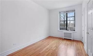 Main picture of 668 Riverside Dr