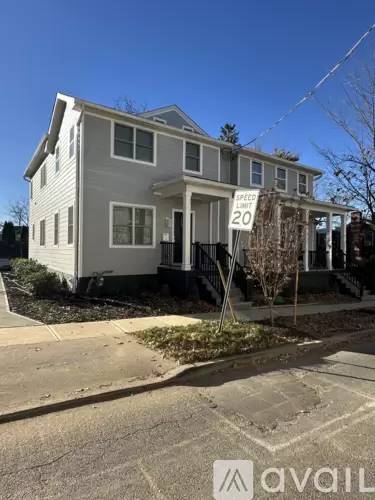 Main picture of 180 John St