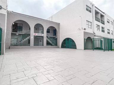 Main picture of 1350 W 53rd St