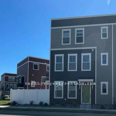 Main picture of 1911 Front St