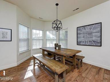 Main picture of 905 NE Arleta Gdns