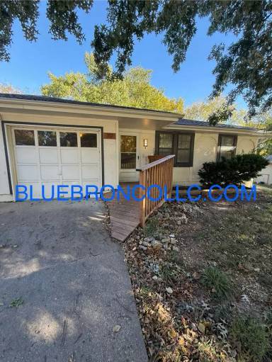 Main picture of 705 NE Banner Dr