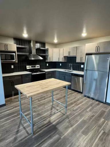 Main picture of 220 E Greenfield Ln