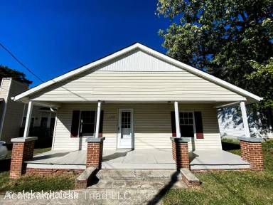 Main picture of 1205 E Washington St