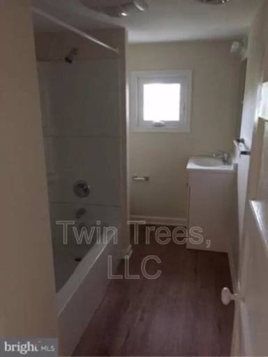 Main picture of 5729 Main St