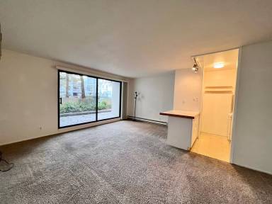 Main picture of 9 Commodore Dr