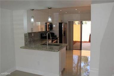 Main picture of 10095 SW 77th Ct