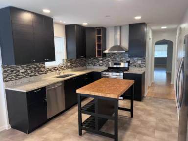 Main picture of 6091 N Sauganash Ave