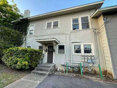 Main picture of 3200 Helms St