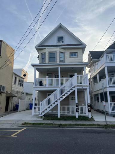 Main picture of 130 E Maple Ave