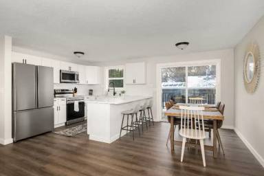 Main picture of 10025 N Hillview Dr