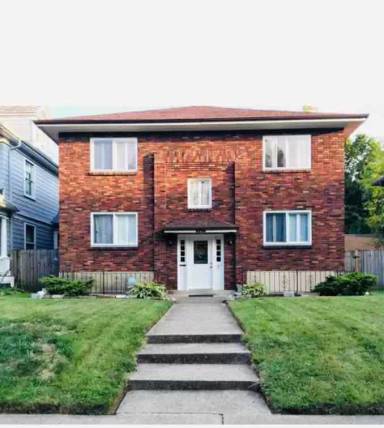 Main picture of 136 Lexington Ave