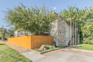 Main picture of 3336 W 6th St