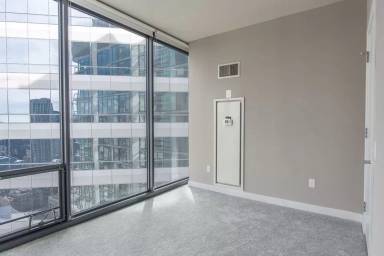 Main picture of 23 E Illinois St