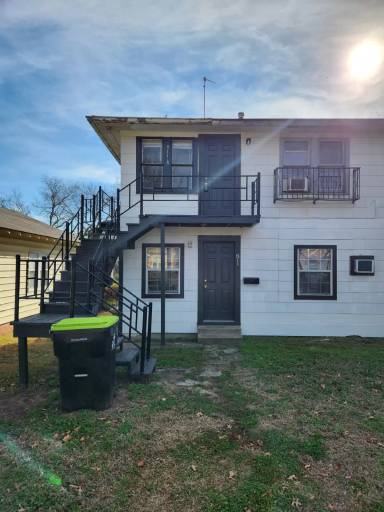 Main picture of 809 E 17th St
