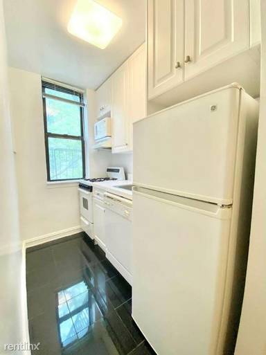 Main picture of 428 E 81st St