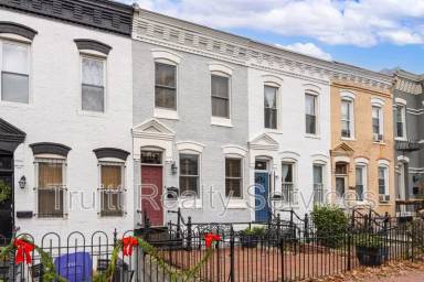 Main picture of 212 F St NE