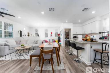 Main picture of 8276 Traveller St