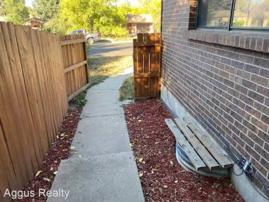 Main picture of 4640 S Acoma St