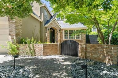 Main picture of 813 Melville Ave