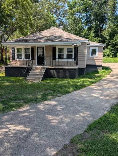 Main picture of 221 E Maine Ave