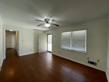 Main picture of 130 Derby St