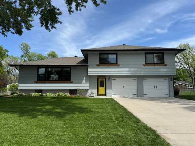 Main picture of 3333 S 119th St