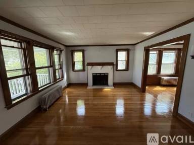 Main picture of 372 School St