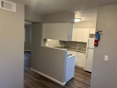 Main picture of 1 S Ogle Ave