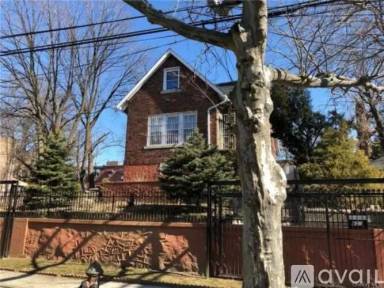 Main picture of 452 Howe Ave