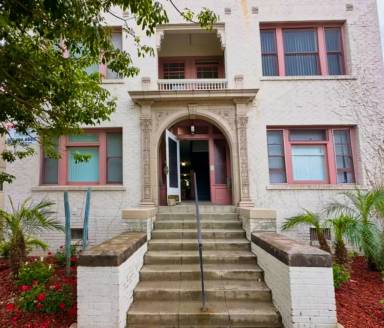 Main picture of 647 W 5th St