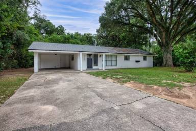Main picture of 3760 Bayou Blvd