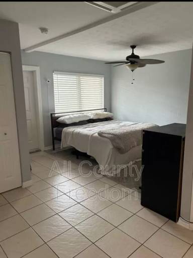 Main picture of 1037 N Victoria Park Rd