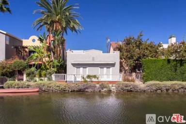 Main picture of 437 Carroll Canal