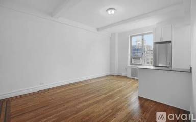 Main picture of 215 W 23rd St