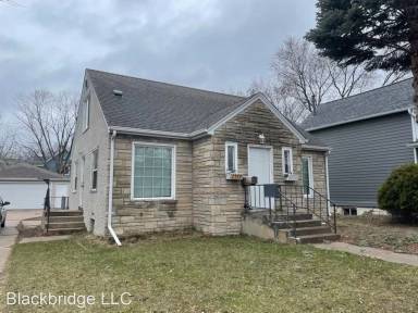 Main picture of 2322 7th St NE