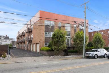 Main picture of 20 W Church St