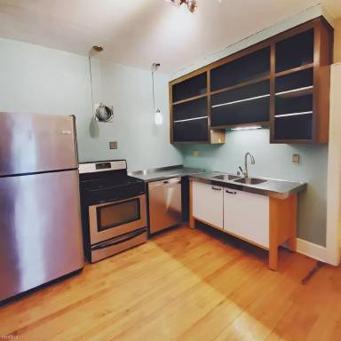 Main picture of 1029 E Kewaunee St