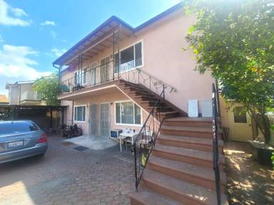 Main picture of 1112 E Harvard St