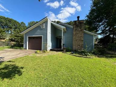 Main picture of 102 Lake Hurst Dr