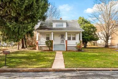 Main picture of 3 Locust St